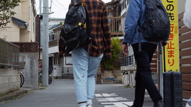 年轻的亚洲背包客在日本的住宅区里行走视频素材