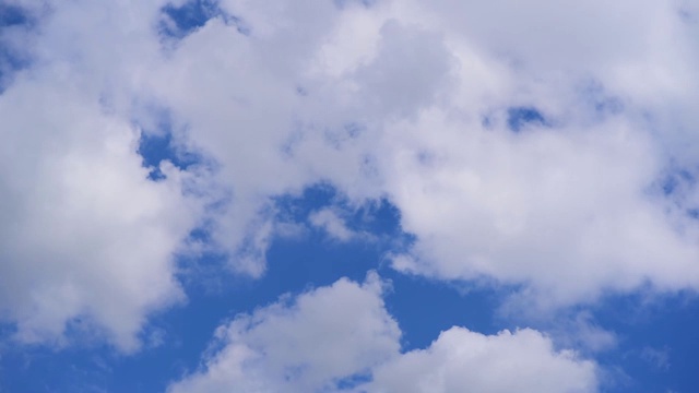 好天气一段时间后变成了乌云密布的暴雨视频素材