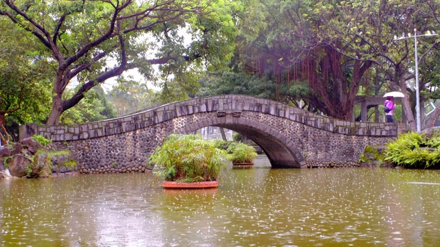 旧脚桥与人在台北台湾在一个雨天。视频素材