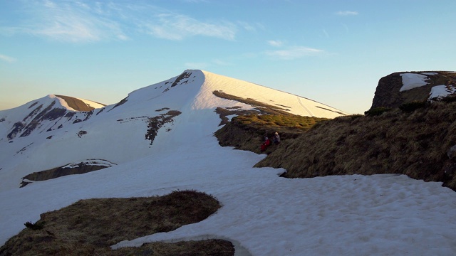 夕阳下白雪覆盖的山腰视频素材