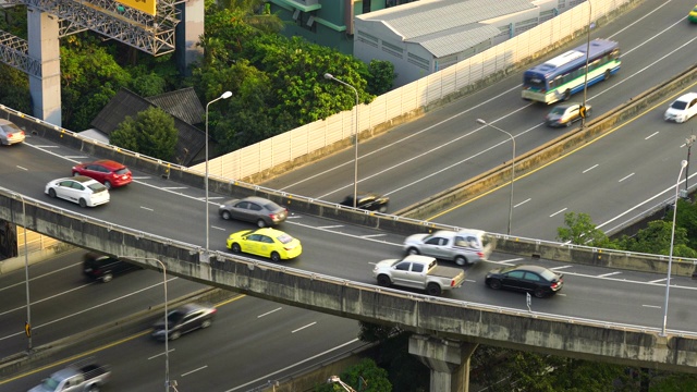 首都高速公路上有4k繁忙的交通视频素材