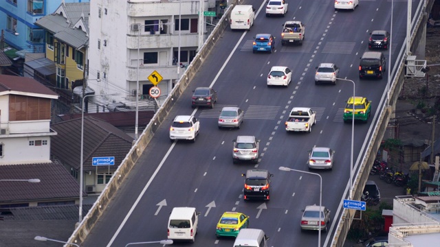 首都高速公路上有4k繁忙的交通视频素材