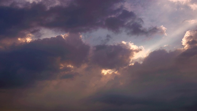 4k时间流逝多云和暴风雨的天空视频素材