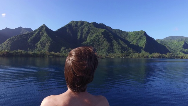 一个小岛的海景，一个孩子的肖像视频素材