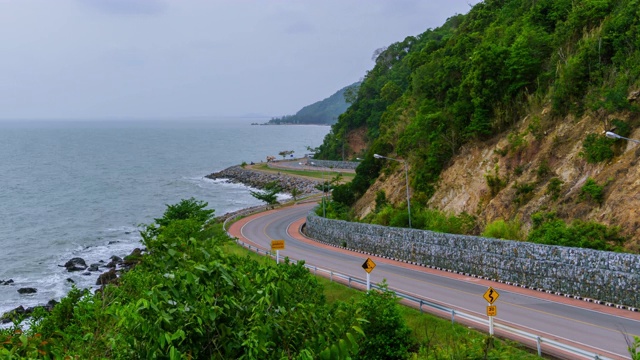 延时:从泰国东部的Chanthaburi Noen Nangphaya观景台出发的Chalerm Burapha Chonlathit公路高速公路。缩小。视频素材