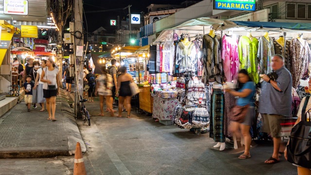 延时拍摄:游客参观华欣夜市。对外国和当地游客来说都是著名的地方。视频素材