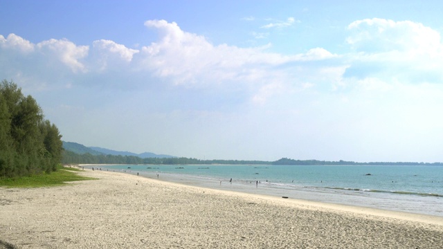 泰国攀雅Khao Lak附近的Bang Sak海滩，海浪和蓝色的大海视频素材