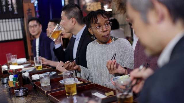 一对年轻的游客夫妇在日本居酒屋放松视频素材