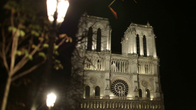 Pan across to reveal the west façade of Notre-Dame Cathedral .法国巴黎，巴黎圣母院视频素材