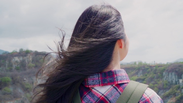 慢动作-徒步旅行者亚洲背包女在山顶，女性享受她的假期在徒步冒险感觉自由。生活方式女性旅行和放松的自由时间概念。视频素材