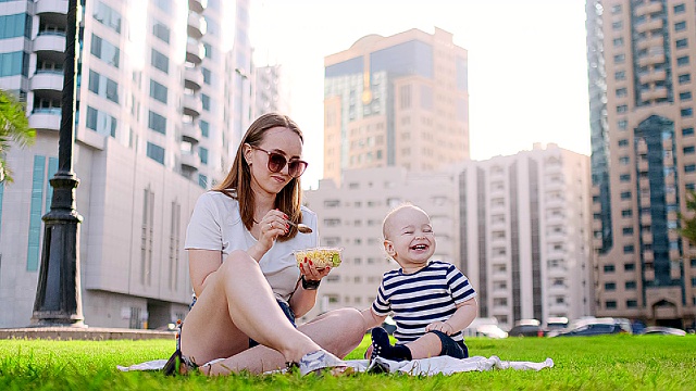 夏天，在公园里，妈妈用午餐盒喂孩子视频素材