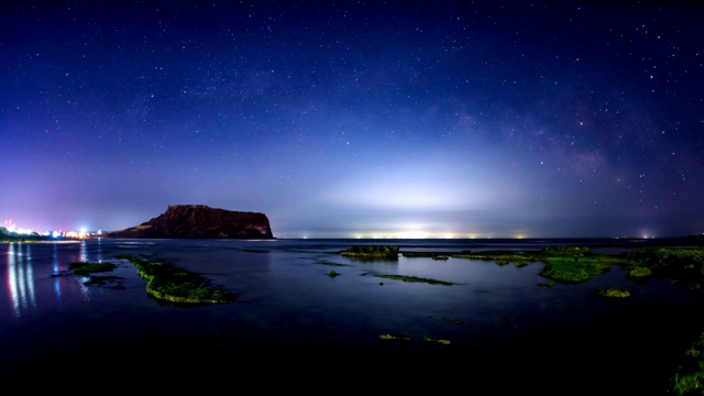 夜景Seongsanilchulbong山(著名的日出地方)和银河在西浦，济州岛视频素材