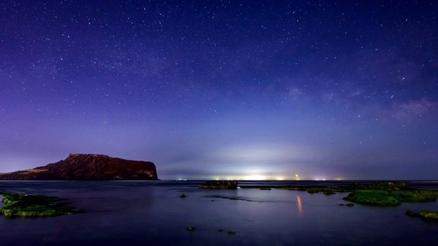 夜景Seongsanilchulbong山(著名的日出地方)和银河在西浦，济州岛视频素材