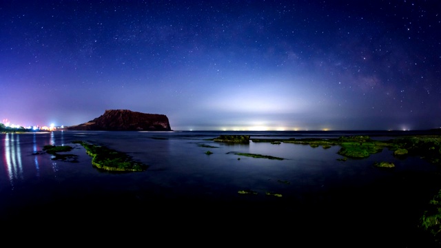 夜景Seongsanilchulbong山(著名的日出地方)和银河在西浦，济州岛视频素材