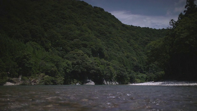 河流表面和山脉，和歌山，日本视频素材