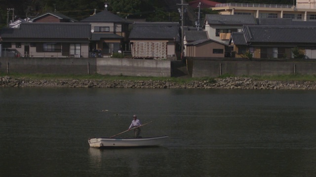 日本和歌山河上的渔民视频素材