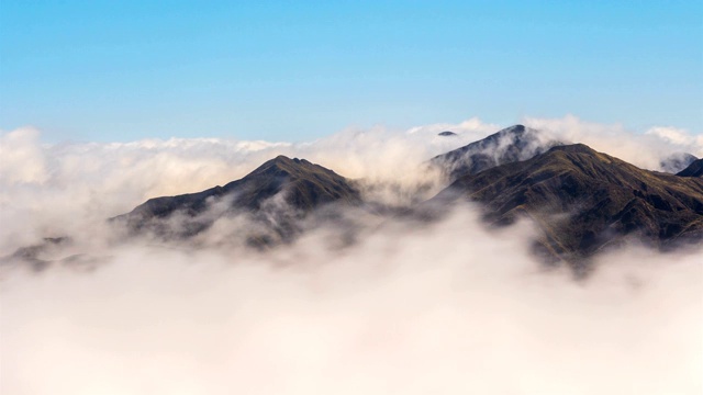 低云快速移动在新西兰的山区景观在阳光明媚的夏日时光流逝视频素材