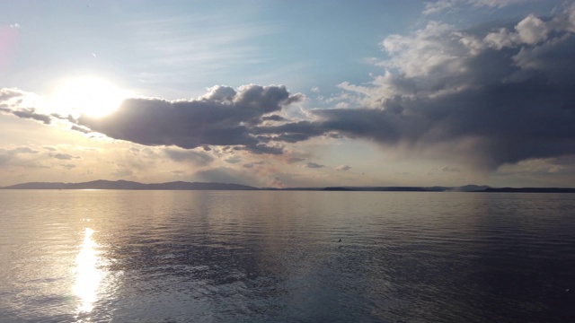 平静的海景与镜海反射天空。视频素材