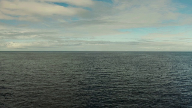 海景，蔚蓝的大海，云和岛屿的天空视频素材