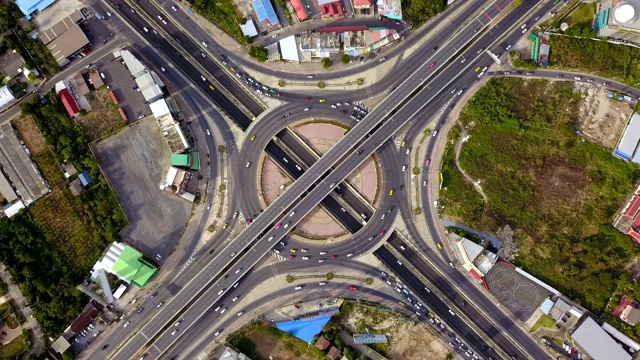 带环岛的公路交汇处鸟瞰图。桥梁道路在建筑结构和交通理念上呈环形。前视图。城市城市，曼谷日落，泰国。视频素材