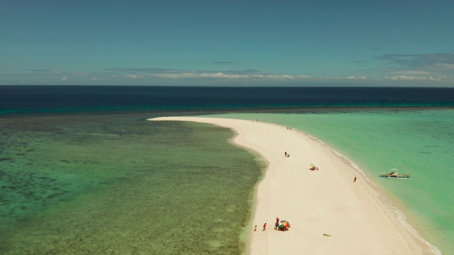 有沙滩的热带岛屿。Camiguin、菲律宾视频素材