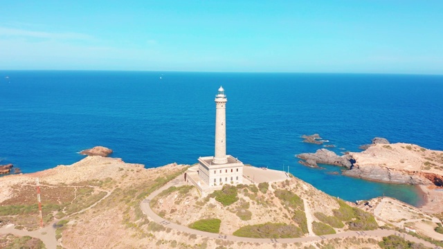 海上岩石和灯塔的鸟瞰图视频素材