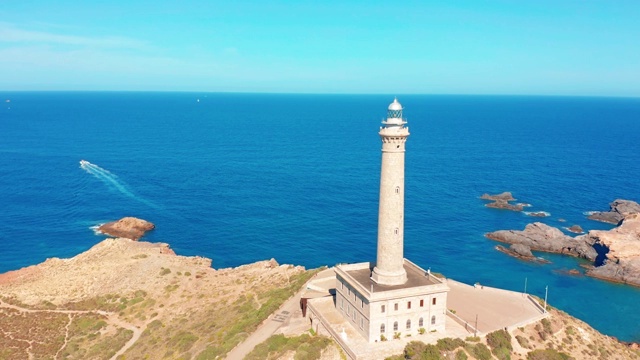 灯塔的鸟瞰图Faro Cabo de Palos位于悬崖的顶部，有美丽的景色。西班牙视频素材