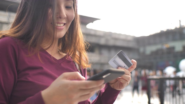 用信用卡在网上购物的女人视频素材