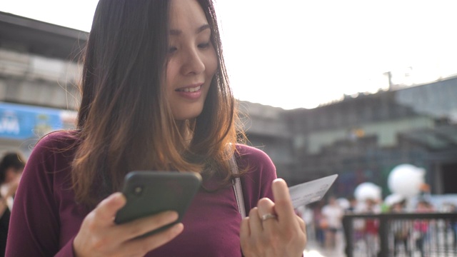 用信用卡在网上购物的女人视频素材