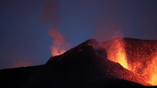 喷发在Eyjafjallajökull冰盖上。视频素材