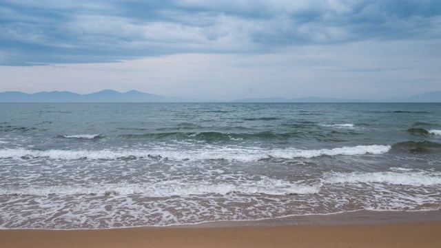 延时:美丽的海滩与岛屿背景。4k分辨率。视频素材