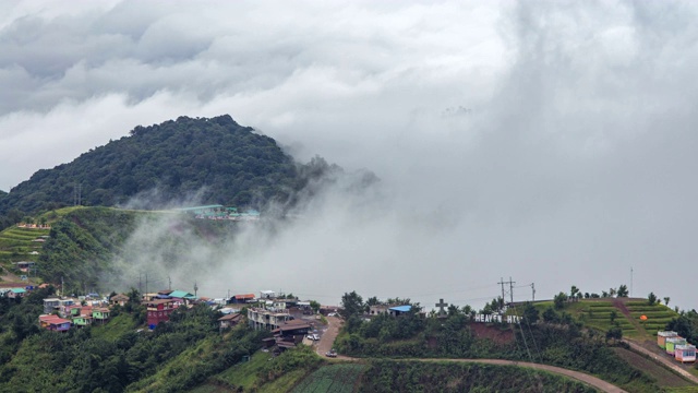 在Phutubberk山顶上有雾，雾笼罩着山峰和森林。雨后自然视频素材