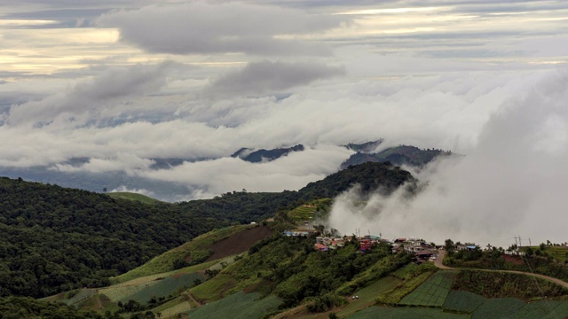 在Phutubberk山顶上有雾，雾笼罩着山峰和森林。雨后自然视频素材