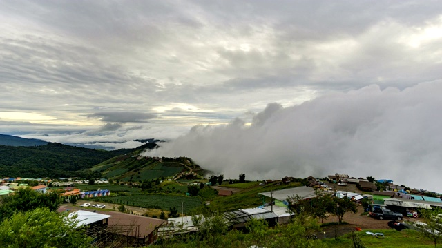 在Phutubberk山顶上有雾，雾笼罩着山峰和森林。雨后自然视频素材