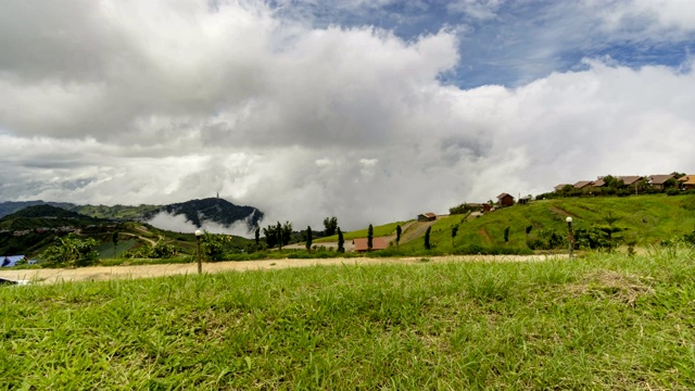 在Phutubberk山顶上有雾，雾笼罩着山峰和森林。雨后自然视频素材