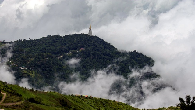 在Phutubberk山顶上有雾，雾笼罩着山峰和森林。雨后自然视频素材