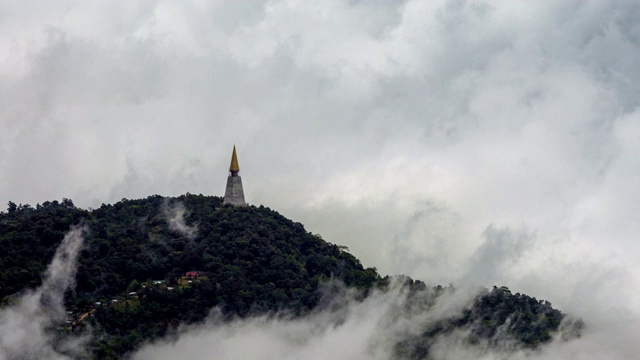 在Phutubberk山顶上有雾，雾笼罩着山峰和森林。雨后自然视频素材