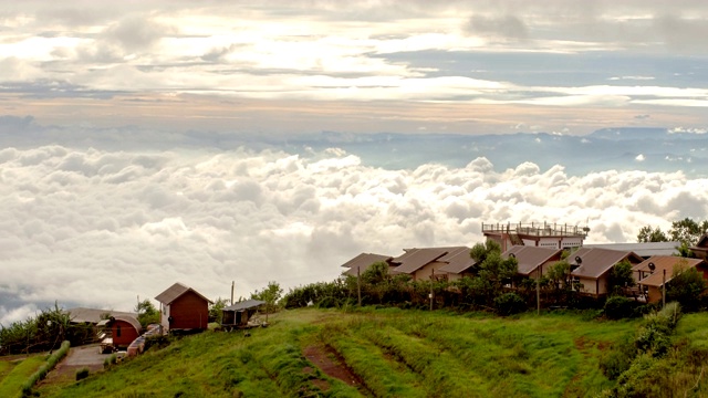 在Phutubberk山顶上有雾，雾笼罩着山峰和森林。雨后自然视频素材