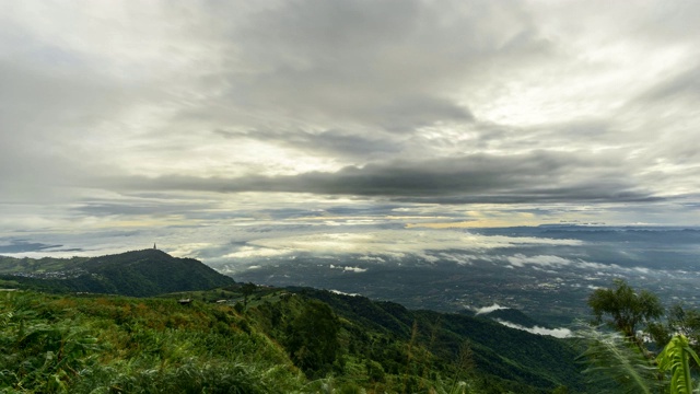 在Phutubberk山顶上有雾，雾笼罩着山峰和森林。雨后自然视频素材