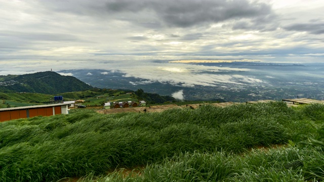 在Phutubberk山顶上有雾，雾笼罩着山峰和森林。雨后自然视频素材