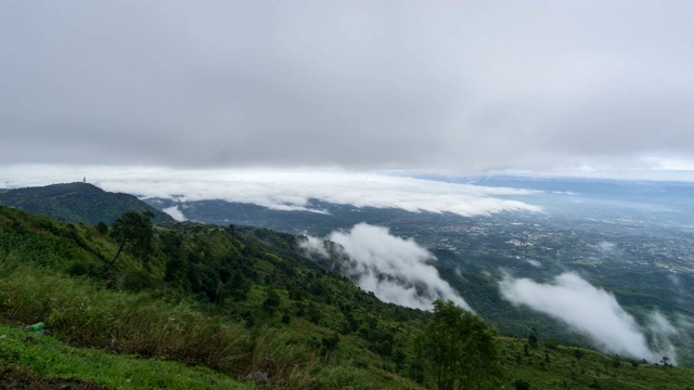 在Phutubberk山顶上有雾，雾笼罩着山峰和森林。雨后自然视频素材