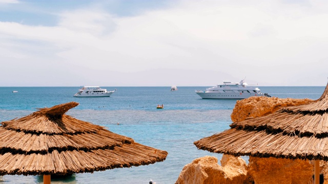 热带海滩与太阳伞在红海附近的珊瑚礁。埃及视频素材