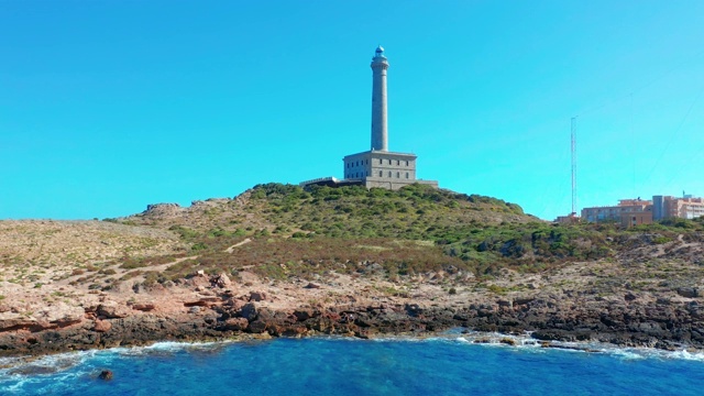 灯塔的鸟瞰图Faro Cabo de Palos位于悬崖的顶部，有美丽的景色。西班牙视频素材