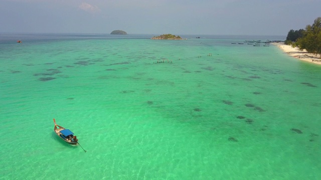 鸟瞰图的长尾船是漂浮在绿宝石海在利佩岛视频素材