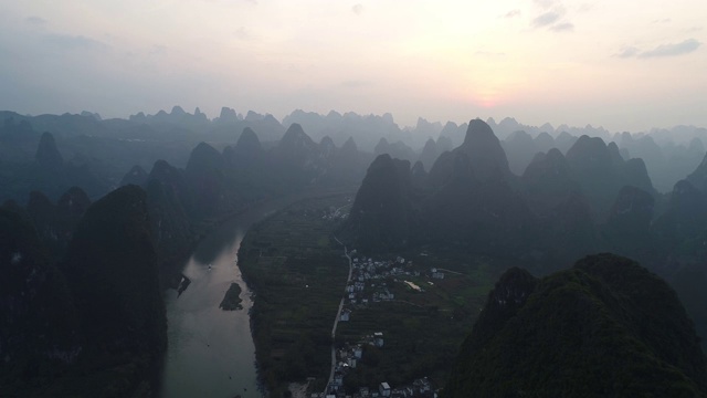 鸟瞰阳朔喀斯特山脉的日落景观，广西，中国。视频素材