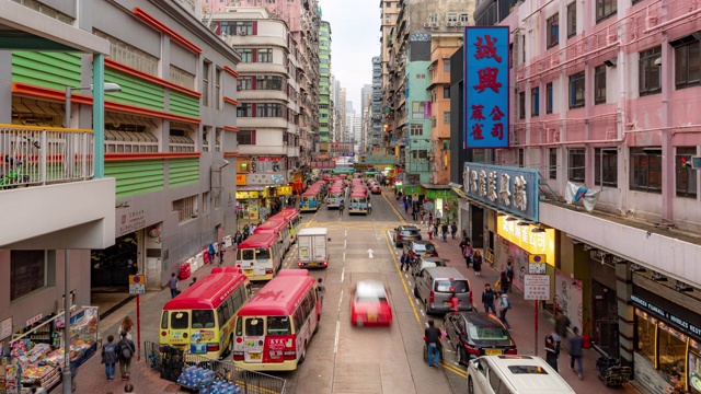 慢镜头:香港九龙弥敦道旺角花园街市及夫人街市巴士总站视频素材