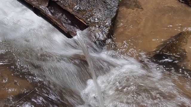 流过竹筒的溪水中的水视频下载