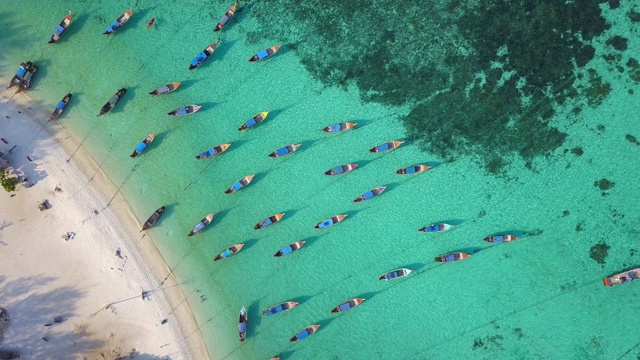 鸟瞰图，夏日五彩缤纷的海景，船和热带海滩。视频素材