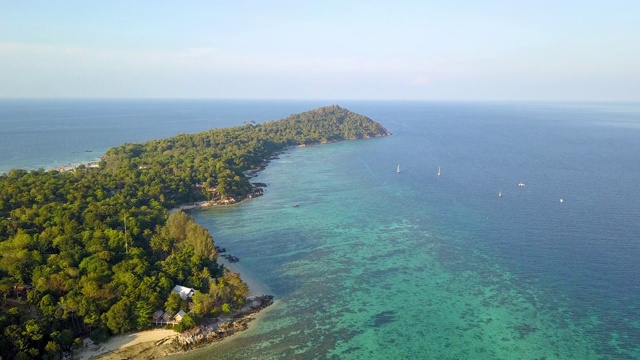 鸟瞰图，夏季热带岛屿丰富多彩的海景。视频素材