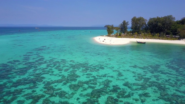 鸟瞰图，夏日的海景，船和热带岛屿。视频素材